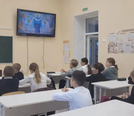 Диакон Владимир Механов рассказал школьникам о празднике Покрова Пресвятой Богородицы