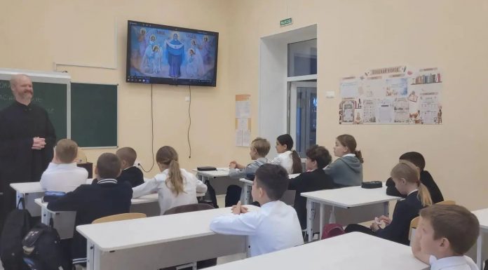 Диакон Владимир Механов рассказал школьникам о празднике Покрова Пресвятой Богородицы