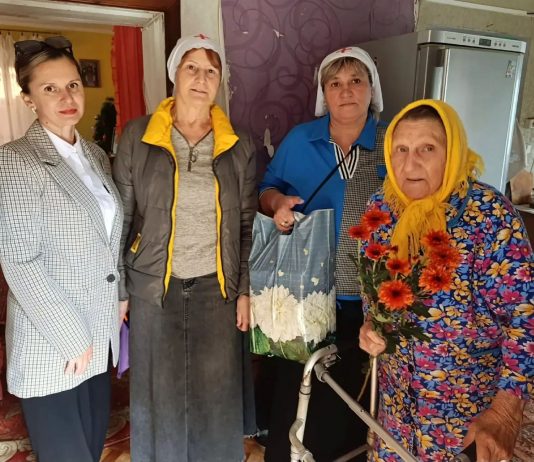 Священник и сестры милосердия храма Святой Троицы ст. Динской навестили подопечных центра социальной поддержки населения