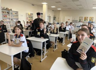 Священник рассказал школьникам о празднике Покрова Пресвятой Богородицы