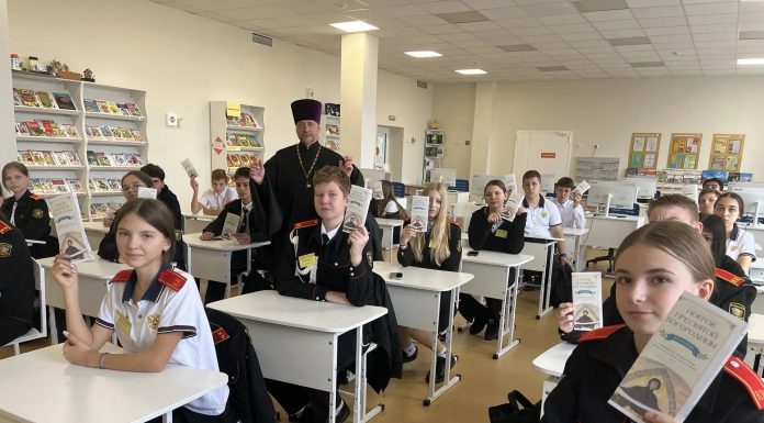 Священник рассказал школьникам о празднике Покрова Пресвятой Богородицы