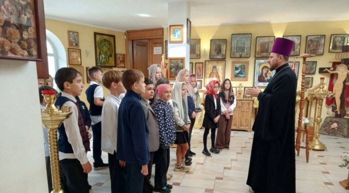 В ст. Саратовской священник побеседовал со школьниками в праздник Покрова Пресвятой Богородицы