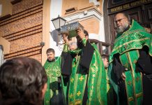 В Краснодаре торжественно проводили ковчег с частицей мощей святой Матроны Московской