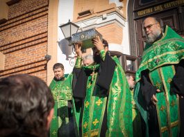 В Краснодаре торжественно проводили ковчег с частицей мощей святой Матроны Московской
