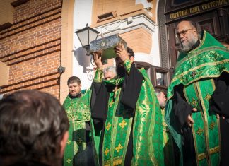 В Краснодаре торжественно проводили ковчег с частицей мощей святой Матроны Московской