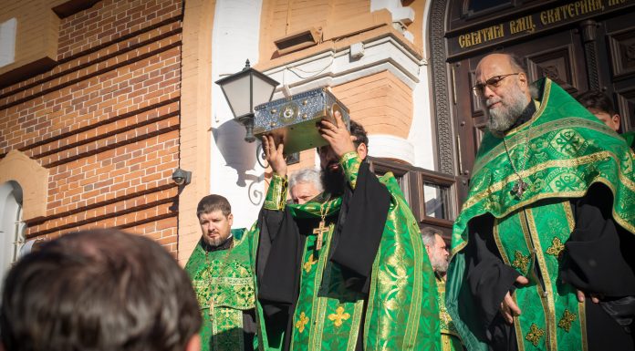 В Краснодаре торжественно проводили ковчег с частицей мощей святой Матроны Московской