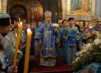 Митрополит Василий совершил Всенощное бдение в Свято-Покровском храме города Краснодара