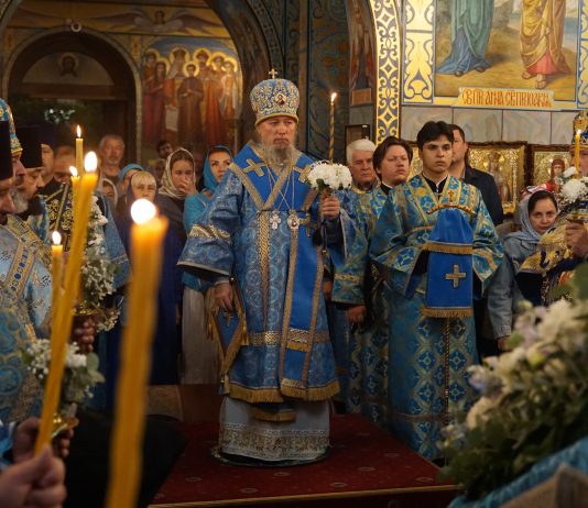 Митрополит Василий совершил Всенощное бдение в Свято-Покровском храме города Краснодара