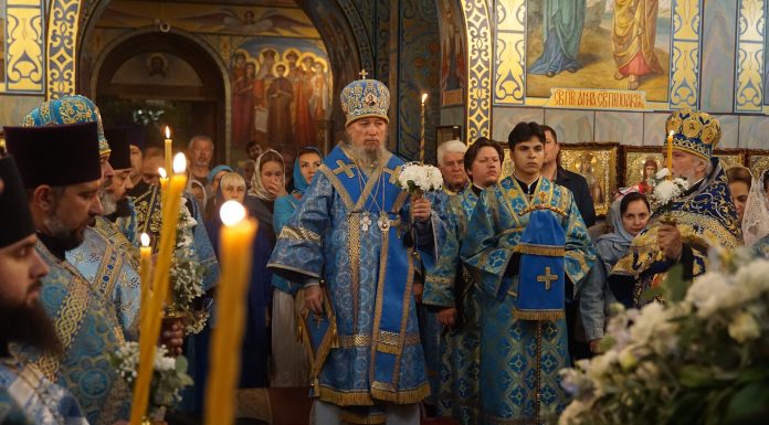 Митрополит Василий совершил Всенощное бдение в Свято-Покровском храме города Краснодара