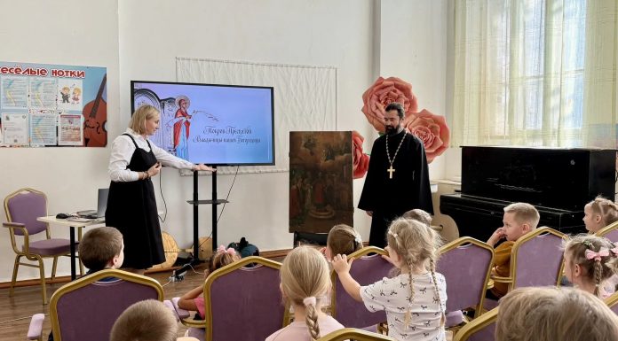 Иерей Павел Максимец провёл миссионерскую акцию в станичном Доме творчества