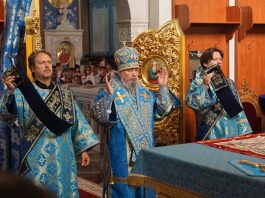 Митрополит Василий совершил Божественную литургию и посвящение казаков в войсковом соборе