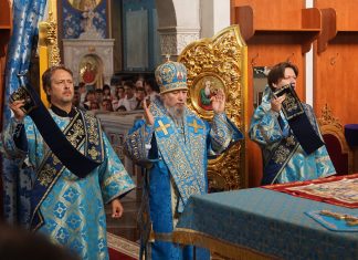 Митрополит Василий совершил Божественную литургию и благословил казаков на принятие присяги