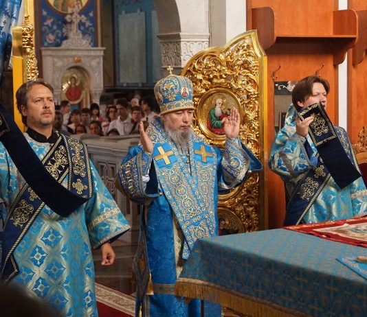 Митрополит Василий совершил Божественную литургию и посвящение казаков в войсковом соборе