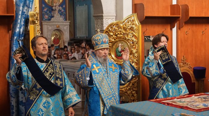 Митрополит Василий совершил Божественную литургию и благословил казаков на принятие присяги