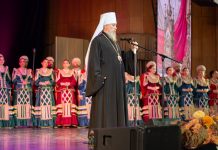 Митрополит Василий посетил концерт в честь 215-летия Кубанского казачьего хора