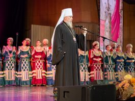 Митрополит Василий посетил концерт в честь 215-летия Кубанского казачьего хора