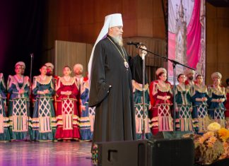 Митрополит Василий посетил концерт в честь 215-летия Кубанского казачьего хора