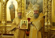 Митрополит Самарский и Новокуйбышевский Феодосий подарил икону самарского святого митрополиту Василию