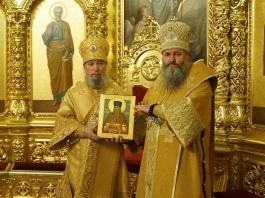Митрополит Самарский и Новокуйбышевский Феодосий подарил икону самарского святого митрополиту Василию