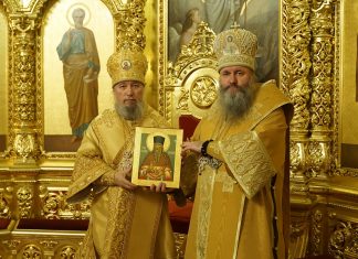 Митрополит Самарский и Новокуйбышевский Феодосий подарил икону самарского святого митрополиту Василию