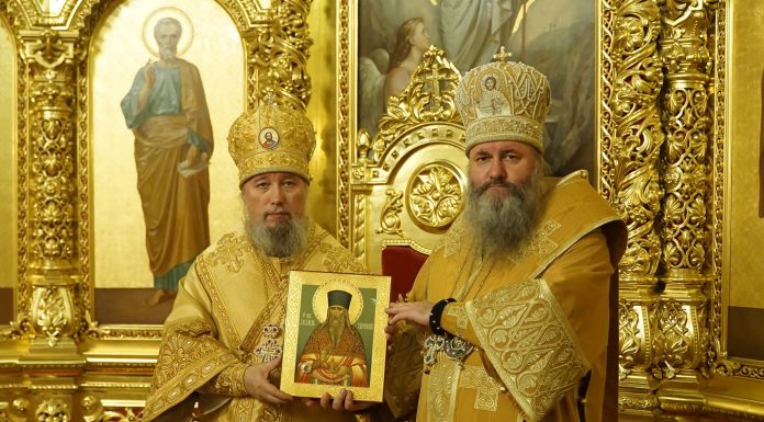 Митрополит Самарский и Новокуйбышевский Феодосий подарил икону самарского святого митрополиту Василию