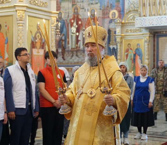 Митрополит Василий совершил Божественную литургию в храме Рождества Христова станицы Динской