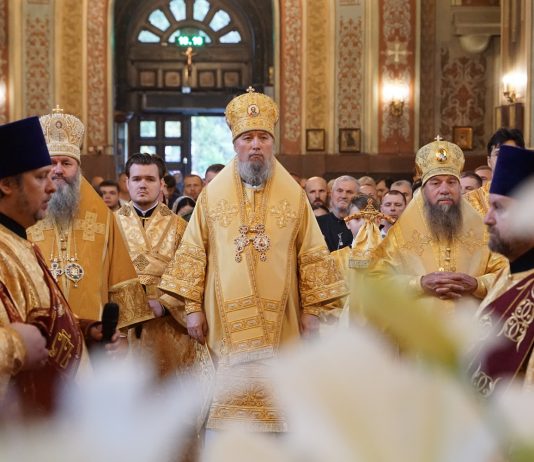 Митрополит Екатеринодарский и Кубанский Василий совершил Божественную литургию в Свято-Екатерининском кафедральном соборе