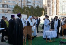 Митрополит Василий совершил чин освящения крестов и колоколов храма преподобного Алексия, человека Божия