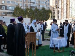 Митрополит Василий совершил чин освящения крестов и колоколов храма преподобного Алексия, человека Божия
