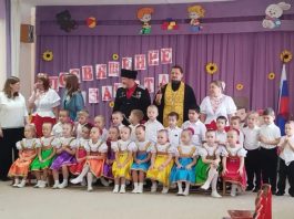 Иерей Виктор Аникин благословил юных казачат