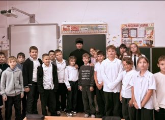 Диакон Никита Бондаренко провёл беседу с учащимися школы № 16 пгт. Ильского