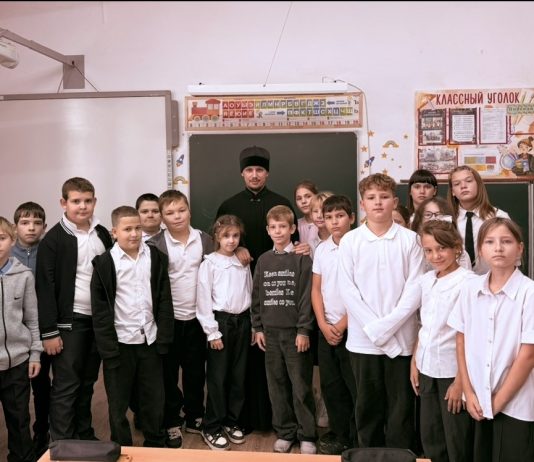 Диакон Никита Бондаренко провёл беседу с учащимися школы № 16 пгт. Ильского