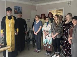 Протоиерей Константин Капранов и сестры милосердия посетили ревматологическое отделение Краевой клинической больницы № 1.