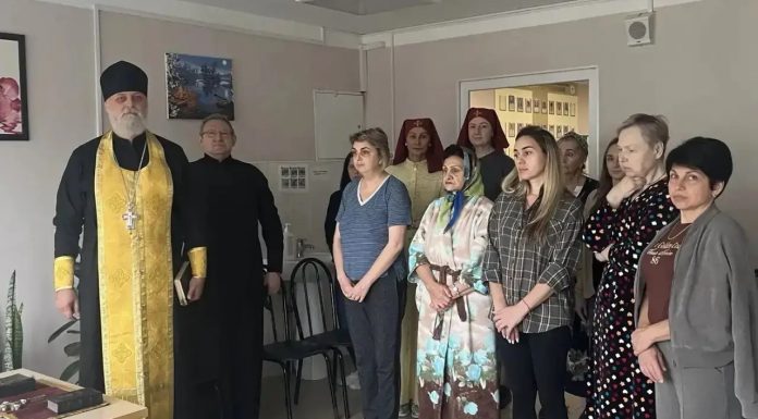 Протоиерей Константин Капранов и сестры милосердия посетили ревматологическое отделение Краевой клинической больницы № 1.