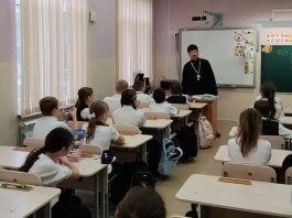 Иерей Вячеслав Ли провел встречу с учениками школы № 93