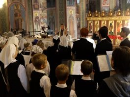 Школьная Литургия прошла в праздник Покрова Пресвятой Богородицы в Рождественском храме
