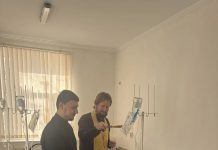 Священнослужители Свято-Андреевского храма посетили пациентов Новотитаровской районной больницы №1