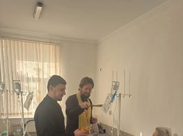 Священнослужители Свято-Андреевского храма посетили пациентов Новотитаровской районной больницы №1