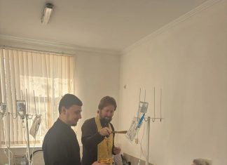 Священнослужители Свято-Андреевского храма посетили пациентов Новотитаровской районной больницы №1