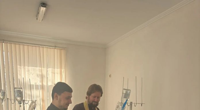 Священнослужители Свято-Андреевского храма посетили пациентов Новотитаровской районной больницы №1