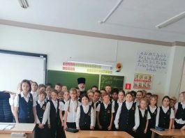 Протоиерей Александр Ананян провел встречу с учениками и педагогами школы № 52