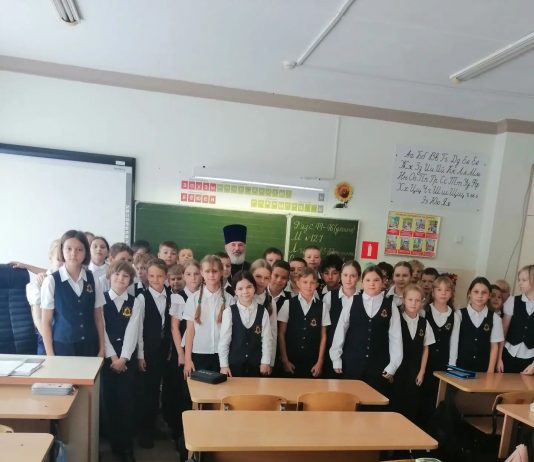 Протоиерей Александр Ананян провел встречу с учениками и педагогами школы № 52