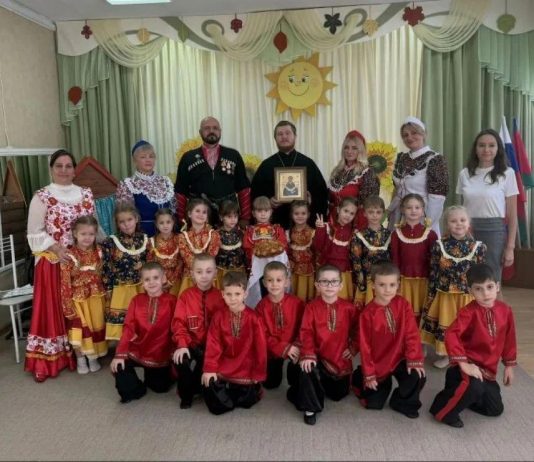 Священник поздравил юных казачат с праздником Покрова Пресвятой Богородицы