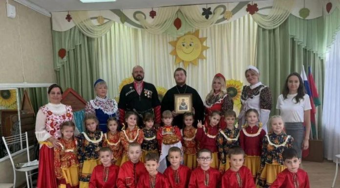 Священник поздравил юных казачат с праздником Покрова Пресвятой Богородицы