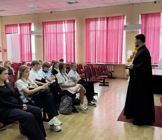 Диакон Владимир Рошко провел беседу с учащимися казачьих классов ст. Новотитаровской