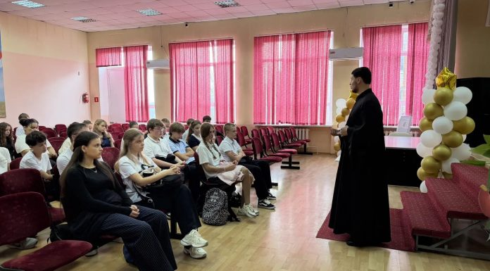 Диакон Владимир Рошко провел беседу с учащимися казачьих классов ст. Новотитаровской