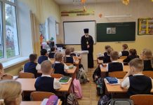 Протоиерей Александр Ананян провёл час духовности в школе № 52