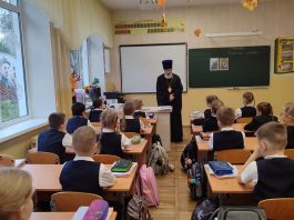 Протоиерей Александр Ананян провёл час духовности в школе № 52
