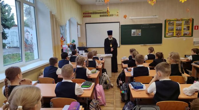 Протоиерей Александр Ананян провёл час духовности в школе № 52