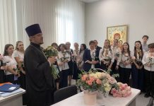 В День учителя настоятель храма святителя Луки Крымского поздравил педагогов лицея № 27